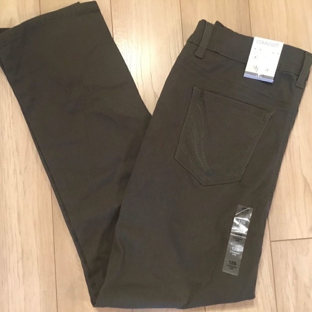 NWT. Style & Co. Dark Moss Color Straight Leg Jean
